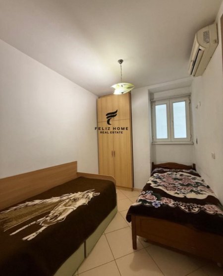 Tirane, jepet me qera apartament 2+1 Kati 1, 90 m² 600 € (RRUGA BARRIKADAVE)