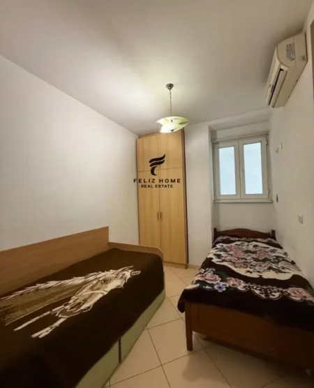Tirane, jepet me qera apartament 2+1 Kati 1, 90 m² 600 € (RRUGA BARRIKADAVE)