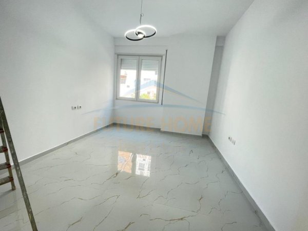 Tirane, jepet me qera ambjent biznesi Kati 1, 90 m² 500 € (Rruga 5 Maji)