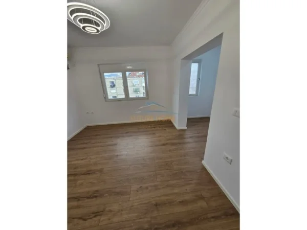 Tirane, shitet apartament 2+1+Ballkon Kati 7, 96 m² 210.000 € (Rruga e Kavajes)