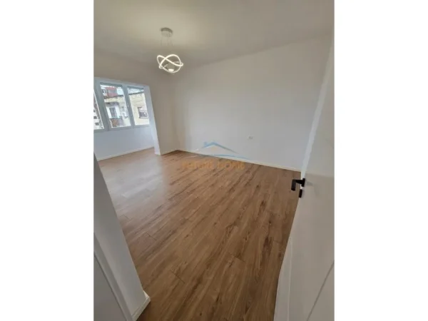 Tirane, shitet apartament 2+1+Ballkon Kati 7, 96 m² 210.000 € (Rruga e Kavajes)