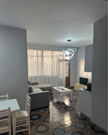 Tirane, jepet me qera apartament 2+1+Ballkon Kati 1, 100 m² 550 € (ISH PARKU AUTOBUZAVE)