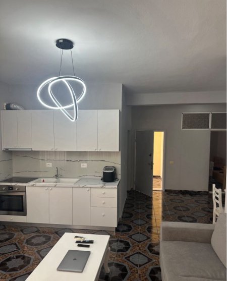 Tirane, jepet me qera apartament 2+1+Ballkon Kati 1, 100 m² 550 € (ISH PARKU AUTOBUZAVE)