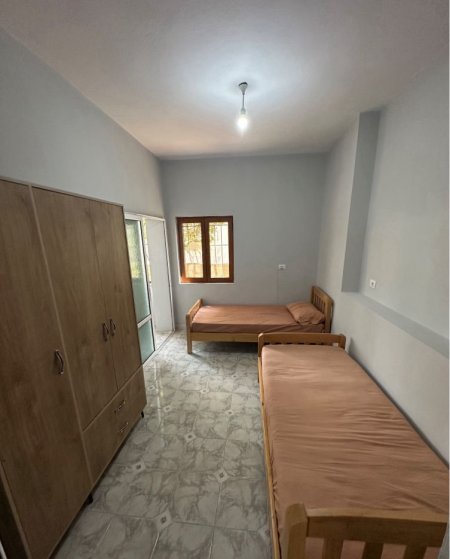 Tirane, jepet me qera apartament 2+1+Ballkon Kati 1, 100 m² 550 € (ISH PARKU AUTOBUZAVE)