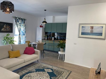 Tirane, jepet me qera apartament 2+1 Kati 7, 87 m² 450 € (UNIVERS CITY)