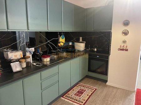 Tirane, jepet me qera apartament 2+1 Kati 7, 87 m² 450 € (UNIVERS CITY)