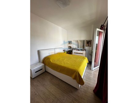 Tirane, jepet me qera apartament 2+1 Kati 7, 87 m² 450 € (UNIVERS CITY)