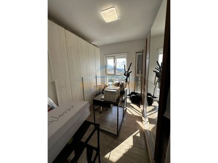 Tirane, jepet me qera apartament 2+1 Kati 7, 87 m² 450 € (UNIVERS CITY)