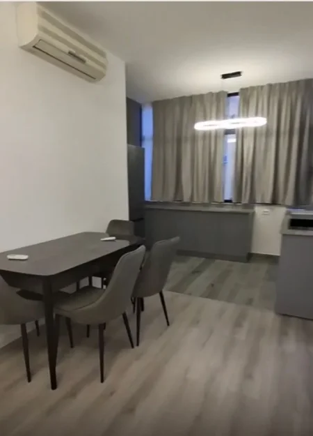 Tirane, jepet me qera apartament 1+1+Ballkon Kati 2, 90 m² 650 € (BULEVARDI ZOGU I PARE)