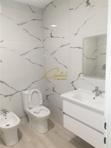 Tirane, jepet me qera zyre Kati 3, 76 m² 900 € (BLLOKU)