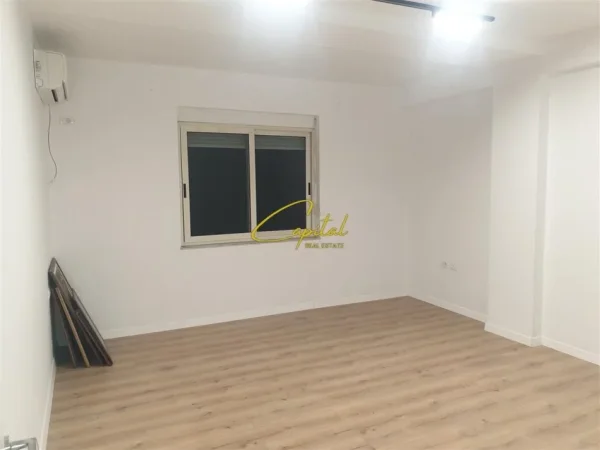 Tirane, jepet me qera zyre Kati 3, 76 m² 900 € (BLLOKU)