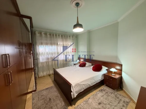 Tirane, jepet me qera apartament 1+1+Ballkon Kati 4, 80 m² 550 € (Shkolla e Kuqe)