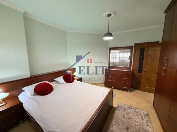 Tirane, jepet me qera apartament 1+1+Ballkon Kati 4, 80 m² 550 € (Shkolla e Kuqe)