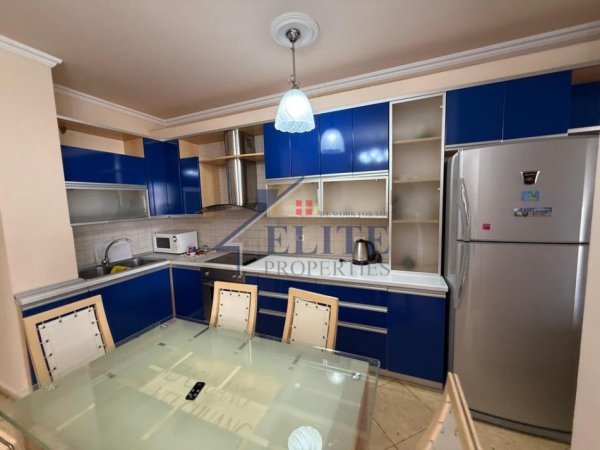 Tirane, jepet me qera apartament 1+1+Ballkon Kati 4, 80 m² 550 € (Shkolla e Kuqe)