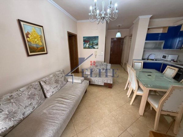Tirane, jepet me qera apartament 1+1+Ballkon Kati 4, 80 m² 550 € (Shkolla e Kuqe)