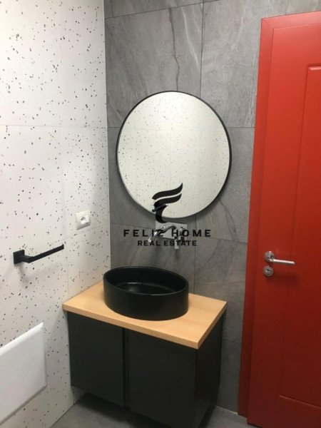 Tirane, jepet me qera zyre Kati 7, 110 m² 600 € (PRANE LICEUT)