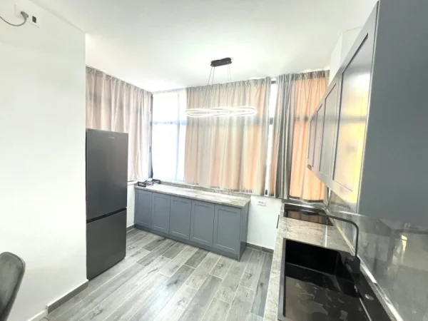 Tirane, jepet me qera apartament 1+1+Ballkon Kati 2, 60 m² 680 € (bulevardi zogu i pare)