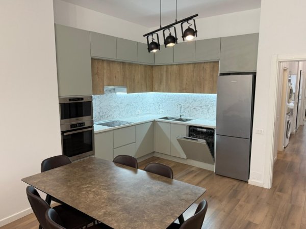 Tirane, jepet me qera apartament 2+1 Kati 8, 130 m² 1.000 € 
