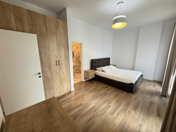 Tirane, jepet me qera apartament 2+1 Kati 8, 130 m² 1.000 € 