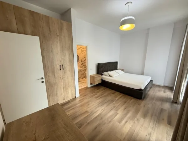 Tirane, jepet me qera apartament 2+1 Kati 8, 130 m² 1.000 € 