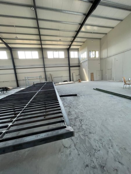 Tirane, jepet me qera magazine , 3.000 m² 8.450 € 