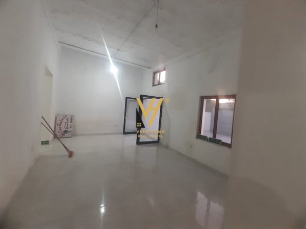 Tirane, jepet me qera magazine Kati 0, 340 m² 900 € (KOMBINAT)
