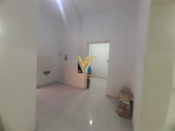 Tirane, jepet me qera magazine Kati 0, 340 m² 900 € (KOMBINAT)