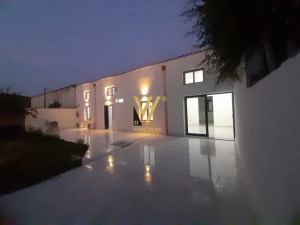 Tirane, jepet me qera magazine Kati 0, 340 m² 900 € (KOMBINAT)