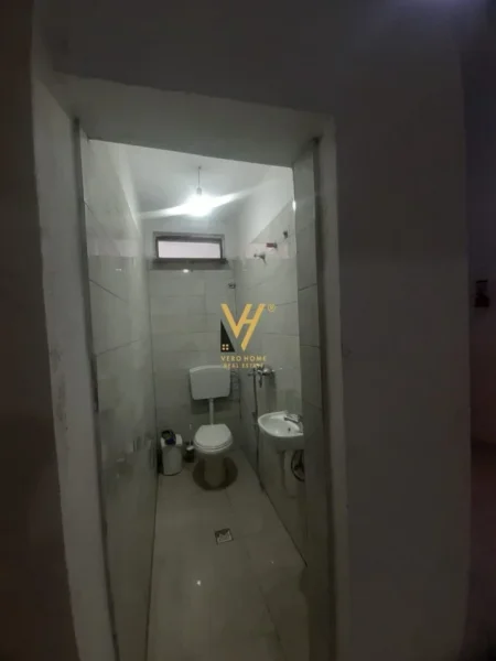 Tirane, jepet me qera magazine Kati 0, 340 m² 900 € (KOMBINAT)