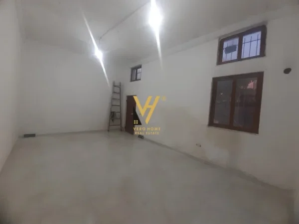 Tirane, jepet me qera magazine Kati 0, 340 m² 900 € (KOMBINAT)