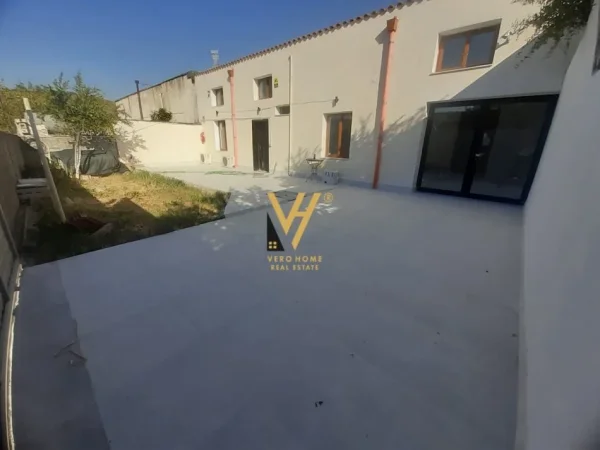 Tirane, jepet me qera magazine Kati 0, 340 m² 900 € (KOMBINAT)