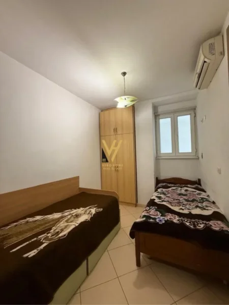 Tirane, jepet me qera apartament 2+1+Ballkon Kati 1, 90 m² 600 € (PAZARI I RI)