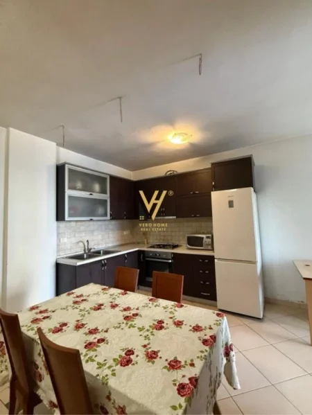 Tirane, jepet me qera apartament 2+1+Ballkon Kati 1, 90 m² 600 € (PAZARI I RI)