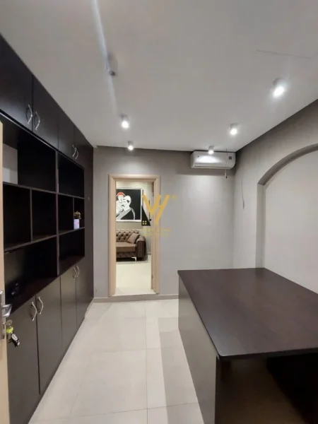 Tirane, jepet me qera zyre Kati 1, 25 m² 600 € (MYSLYM SHYRI)