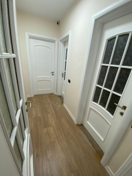 Tirane, jepet me qera zyre Kati 2, 180 m² 1.850 € (rruga e kavajes)