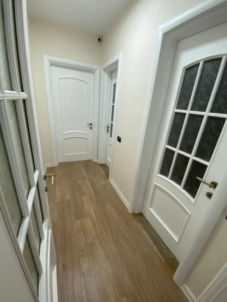 Tirane, jepet me qera zyre Kati 2, 180 m² 1.850 € (rruga e kavajes)