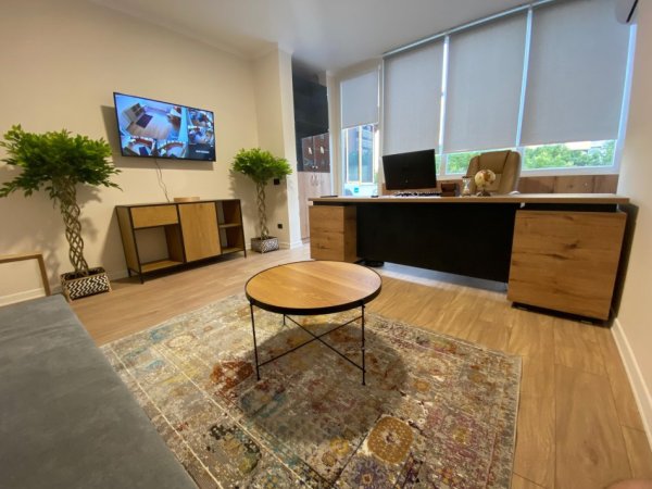 Tirane, jepet me qera zyre Kati 2, 180 m² 1.850 € (rruga e kavajes)