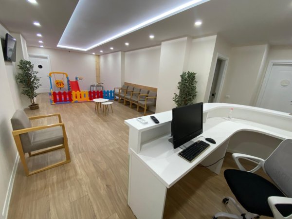 Tirane, jepet me qera zyre Kati 2, 180 m² 1.850 € (rruga e kavajes)