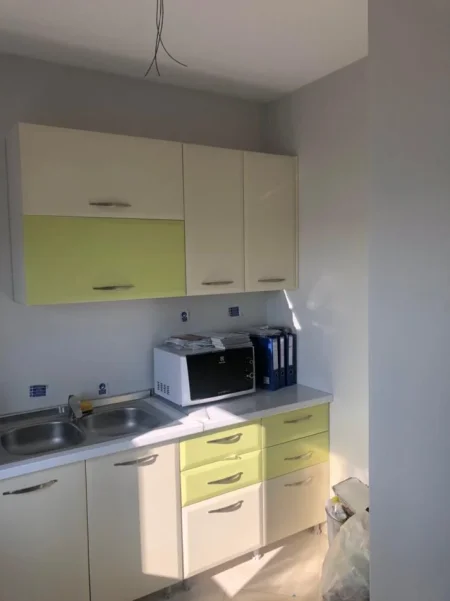 Tirane, jepet me qera apartament 2+1+Ballkon  per zyre ose banim Kati 5, 100 m² 600 € (Rr. Jordan Misja te Gener 2)