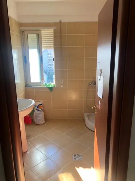 Tirane, jepet me qera apartament 2+1+Ballkon  per zyre ose banim Kati 5, 100 m² 600 € (Rr. Jordan Misja te Gener 2)