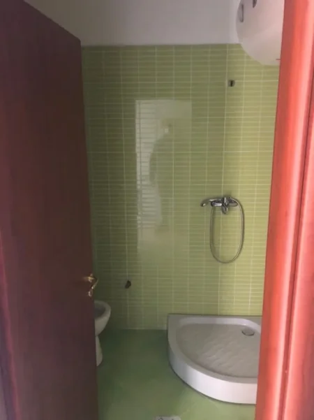 Tirane, jepet me qera apartament 2+1+Ballkon  per zyre ose banim Kati 5, 100 m² 600 € (Rr. Jordan Misja te Gener 2)