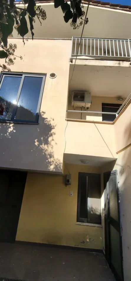 Tirane, jepet me qera Vile 3 kate per biznes, 210 m² 1.500 € (Te gjimnazi Partizani)