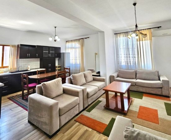 Shitet Shtëpi Private 1 Kat (3+1+2wc) +1 Kat gjysëm-nëntoke + Truall ne Kombinat, 185.000 Euro.