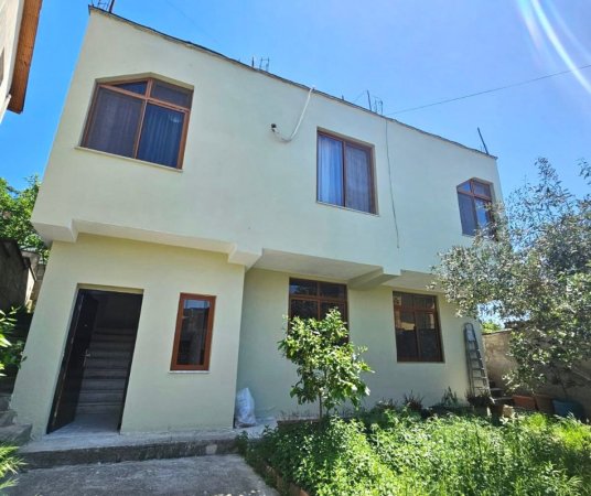 Shitet Shtëpi Private 1 Kat (3+1+2wc) +1 Kat gjysëm-nëntoke + Truall ne Kombinat, 185.000 Euro.