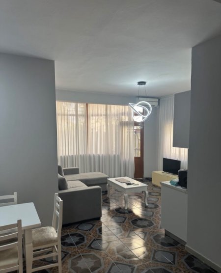 Tirane, jepet me qera apartament 2+1 Kati 1, 100 m² 550 € (Rruga e Kavajës)