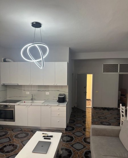 Tirane, jepet me qera apartament 2+1 Kati 1, 100 m² 550 € (Rruga e Kavajës)