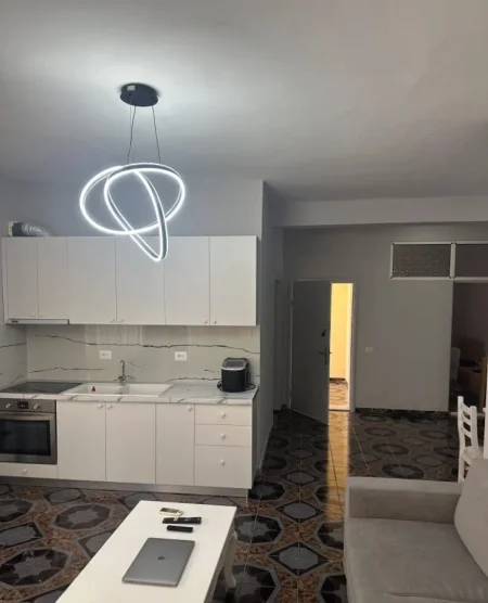 Tirane, jepet me qera apartament 2+1 Kati 1, 100 m² 550 € (Rruga e Kavajës)