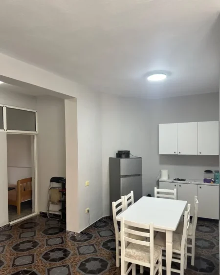 Tirane, jepet me qera apartament 2+1 Kati 1, 100 m² 550 € (Rruga e Kavajës)