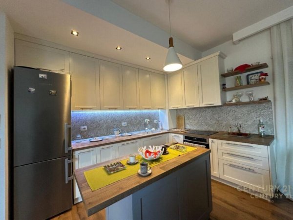Tirane, jepet me qera apartament 3+1 Kati 2, 124 m² 1.000 € (Kodra e Diellit)