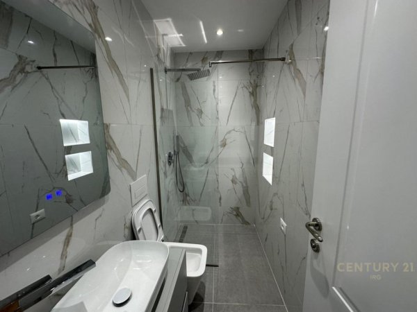 Tirane, jepet me qera apartament duplex 2+1 Kati 3, 110 m² 1.500 € (Qender)